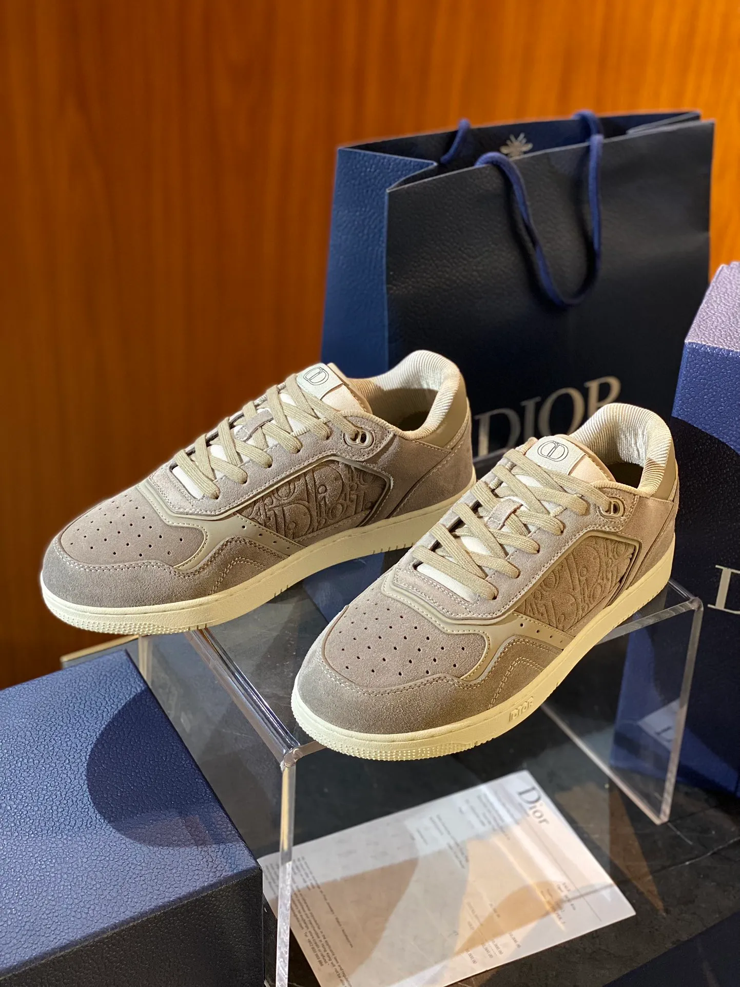 💰780 Dior| New B27 style for men and women ♞size; women 35~40, men 38~47 B27 is so handsome! The best and most eye-catching Dior wear is B27. The combination is invincible. It is versatile for everyday use and you don’t have to choose any combination. B27 feels comfortable on your feet. If you like this simple and elegant color scheme, you must buy it.